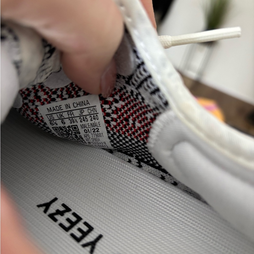 adidas Yeezy Boost 350 V2 Zebra - Picture 2 of 6